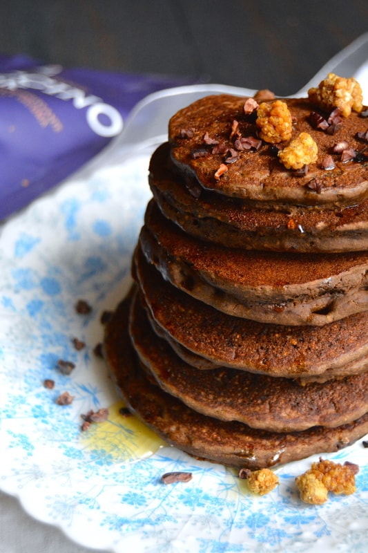 pancakes protéinés au macaccino dark et super-aliments